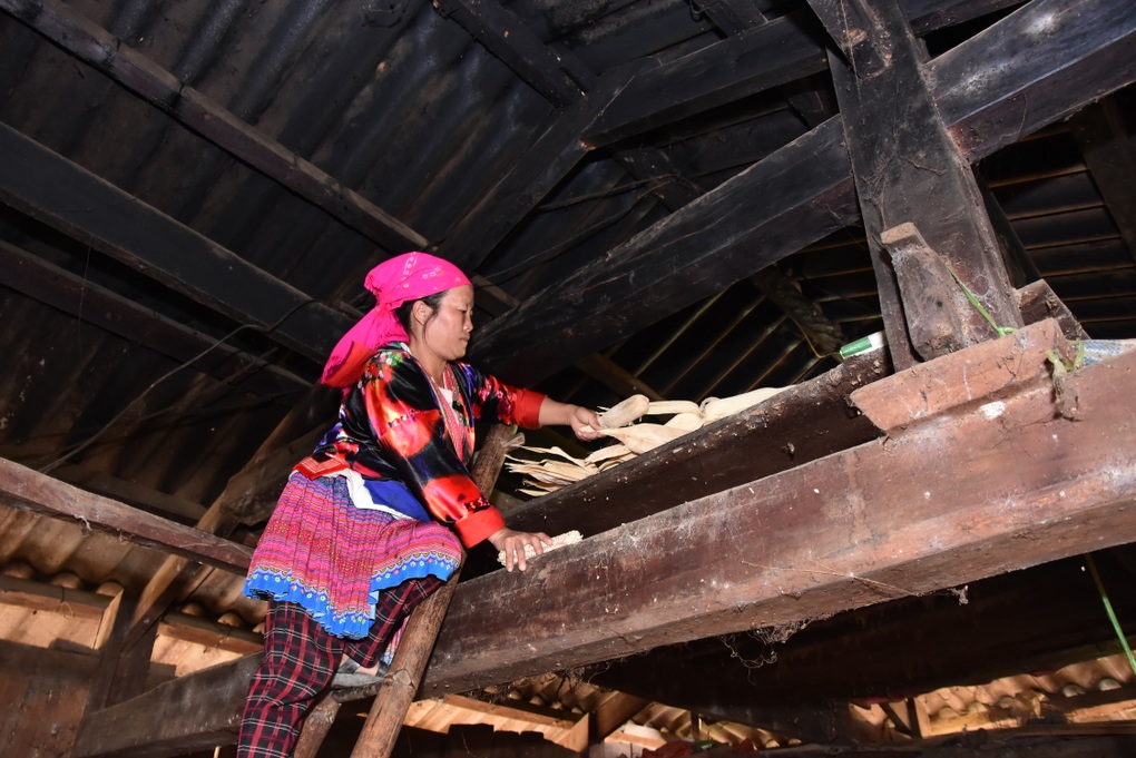 Thương cảnh vợ chăm chồng liệt và mù, nuôi 4 con thơ trong khốn khó - 2 Thương cảnh vợ chăm chồng liệt và mù, nuôi 4 con thơ trong khốn khó - 2