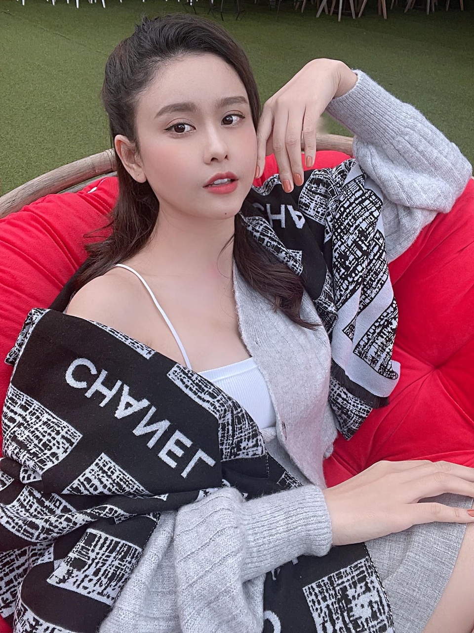 Đàm Thu Trang khoe quà 8/3 sớm của ông xã Quốc Cường - 11 Đàm Thu Trang khoe quà 8/3 sớm của ông xã Quốc Cường - 11