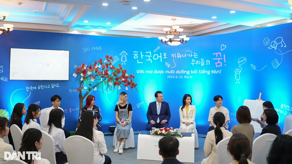 Tổng thống Hàn Quốc và Phu nhân trò chuyện cùng sinh viên Đại học QG Hà Nội - 2 Tổng thống Hàn Quốc và Phu nhân trò chuyện cùng sinh viên Đại học QG Hà Nội - 2