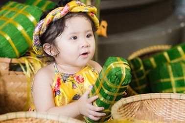 Mẫu nhí Mimi mặc áo gấm cực đáng yêu đón Tết