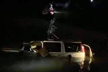 Ô tô lao xuống sông trong đêm, ít nhất 4 người tử vong