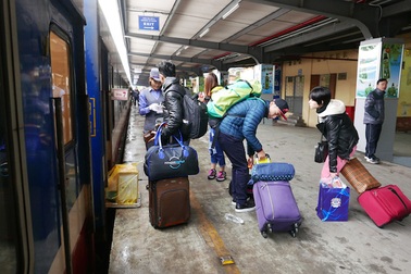 Hà Nội: Người dân "tay xách nách mang" về quê đón Tết