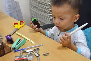 Bàn giấy không phải chỗ chơi của trẻ