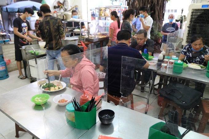 Hà Nội: Từ 19/8, đi uống bia, cà phê phải ngồi cách nhau 1m - Ảnh 3. Hà Nội: Từ 19/8, đi uống bia, cà phê phải ngồi cách nhau 1m - Ảnh 3.
