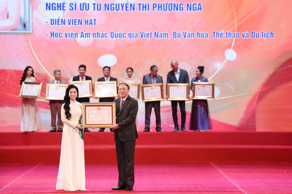 TS Âm nhạc Phương Nga: Danh hiệu NSƯT là niềm tự hào của tôi và gia đình - 1 TS Âm nhạc Phương Nga: Danh hiệu NSƯT là niềm tự hào của tôi và gia đình - 1