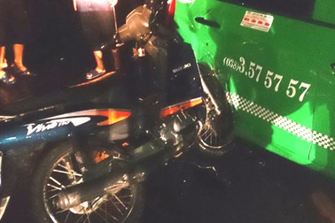 Xe máy đâm thủng taxi trong cơn mưa xối xả