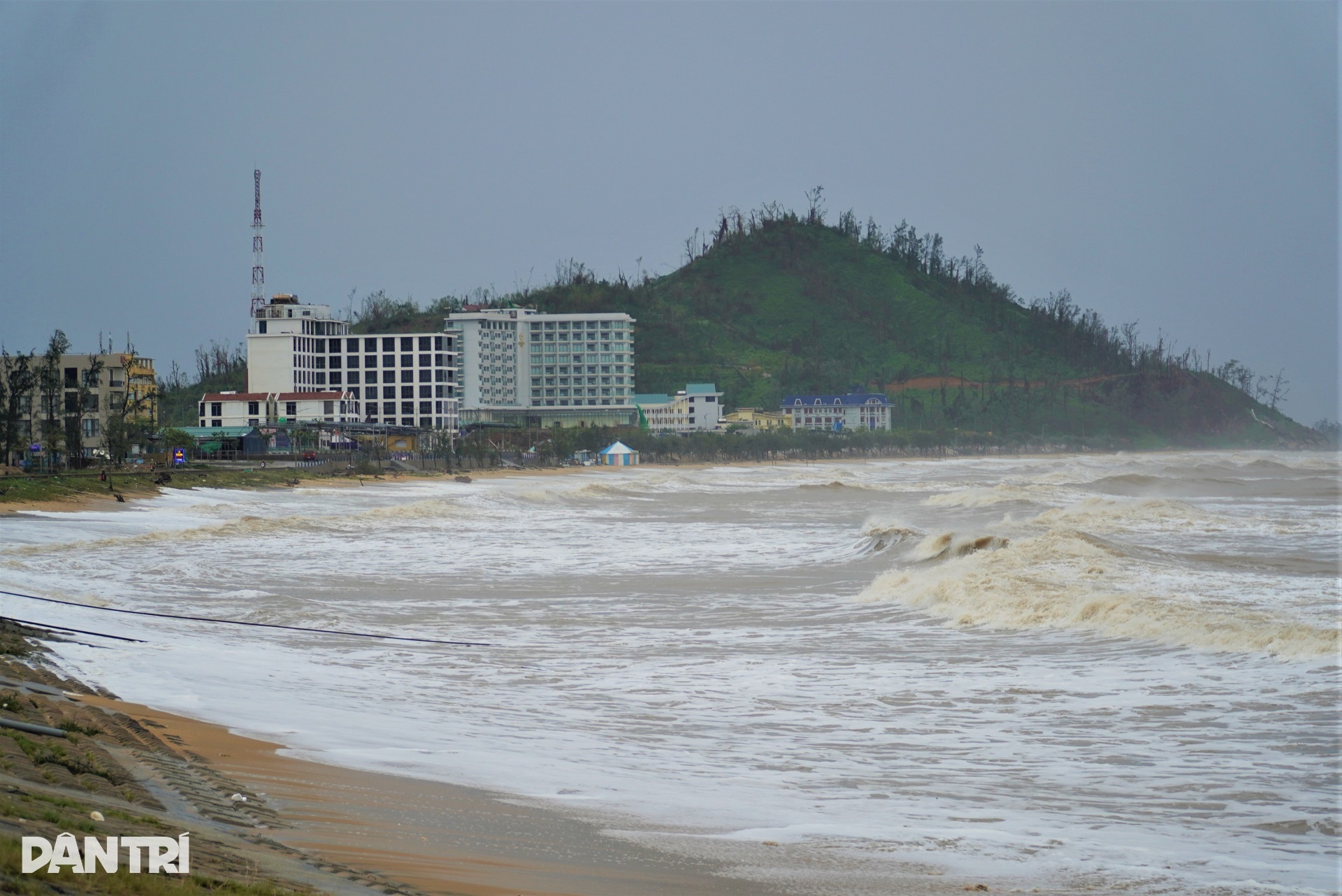 Khu du lịch biển Thiên Cầm tan hoang, nhiều nhà hàng đổ sập sau bão Bualoi - 11 Khu du lịch biển Thiên Cầm tan hoang, nhiều nhà hàng đổ sập sau bão Bualoi - 11