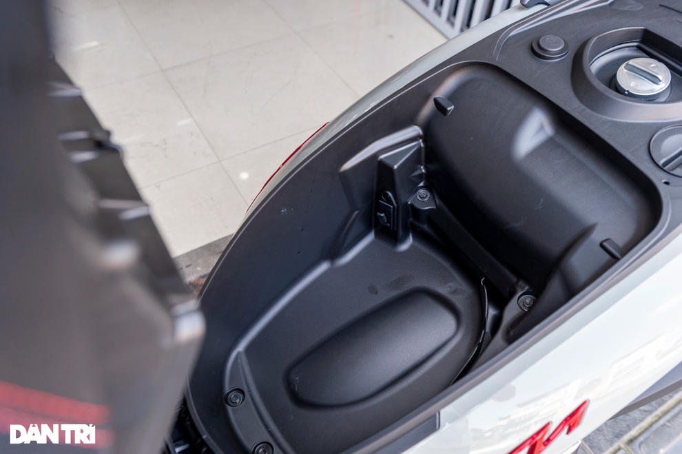 Cận cảnh Honda SH 350i về đại lý tại Hà Nội, thêm màu mới hút khách - 8 Cận cảnh Honda SH 350i về đại lý tại Hà Nội, thêm màu mới hút khách - 8