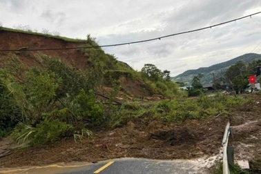 Nhiều tuyến quốc lộ lên các xã miền núi Thanh Hóa sạt lở nghiêm trọng