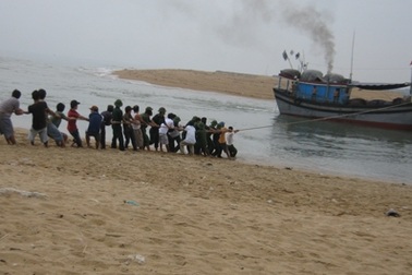 Cứu tàu mắc cạn, một ngư dân bị đứt lìa bàn chân