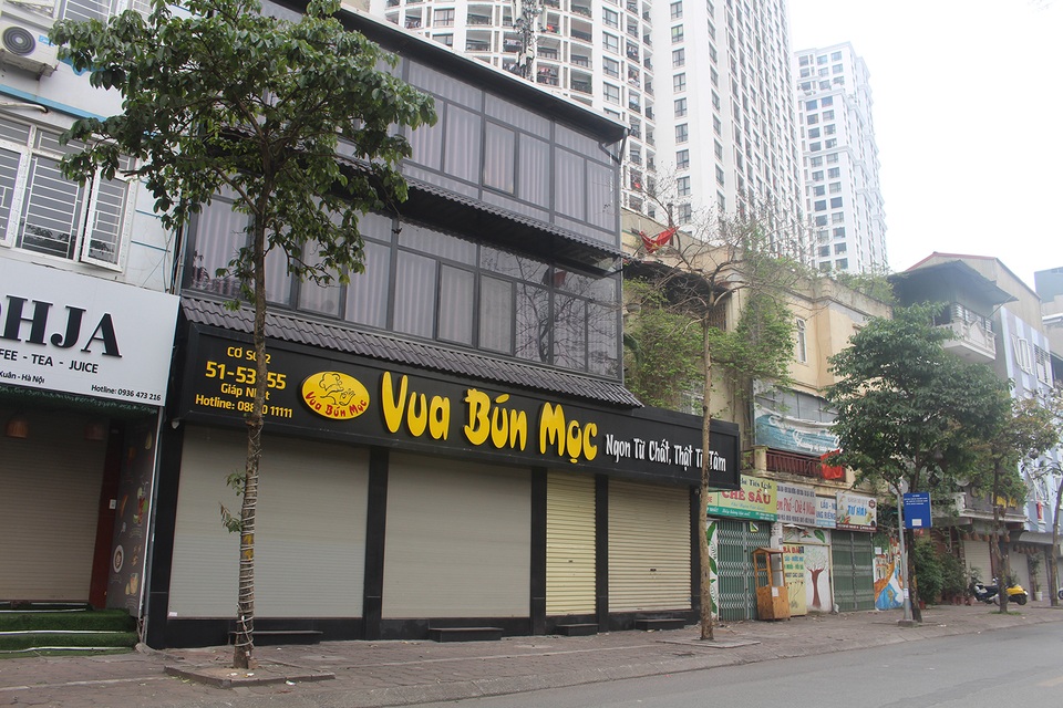 Nấm mốc, rêu phong bao phủ kín quán hàng sau chuỗi ngày dài đóng cửa - 2