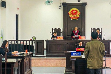 Nhậu say rồi dùng gạch, đá đuổi đánh cán bộ tòa án