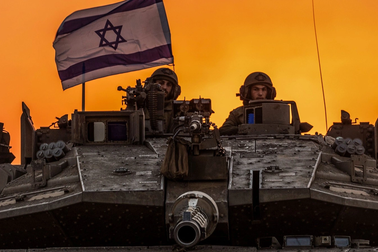 Israel chọc thủng phòng tuyến đầu tiên của Hamas, tiến sâu vào Gaza