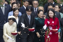 Hoàng Thái tử Nhật Bản cho cá ăn trong di tích nhà sàn Bác Hồ