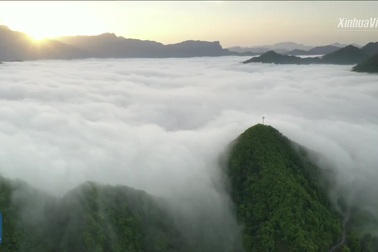 Mây cuồn cuộn “tuôn chảy” từ đỉnh núi cao 3000 m như thác chảy