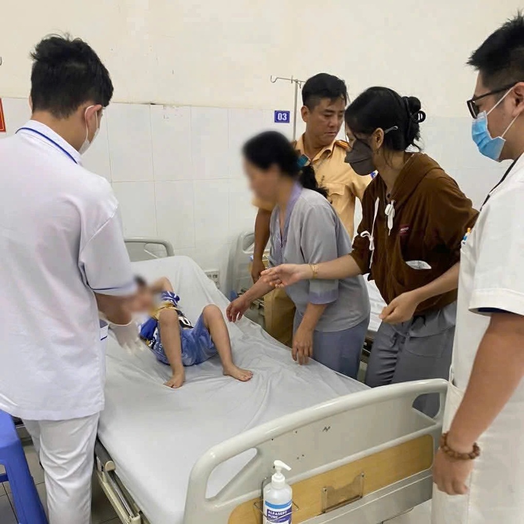 CSGT Cần Thơ đưa bé trai nguy cơ vỡ bàng quang đi cấp cứu kịp thời - 1 CSGT Cần Thơ đưa bé trai nguy cơ vỡ bàng quang đi cấp cứu kịp thời