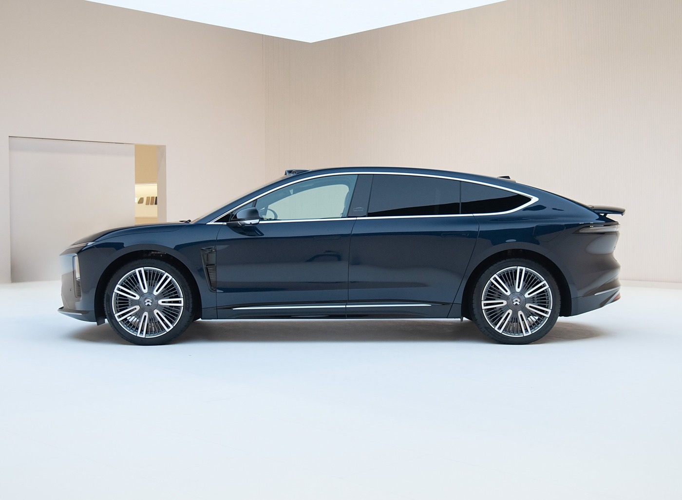 ក្រុមហ៊ុនរថយន្តចិនត្រូវបានចោទប្រកាន់ពីបទឆបោកក្នុងការធ្វើតេស្តប្រៀបធៀបជាមួយ Maybach - ២ Hãng xe Trung Quốc bị tố gian lận trong bài thử nghiệm so sánh với Maybach - 2