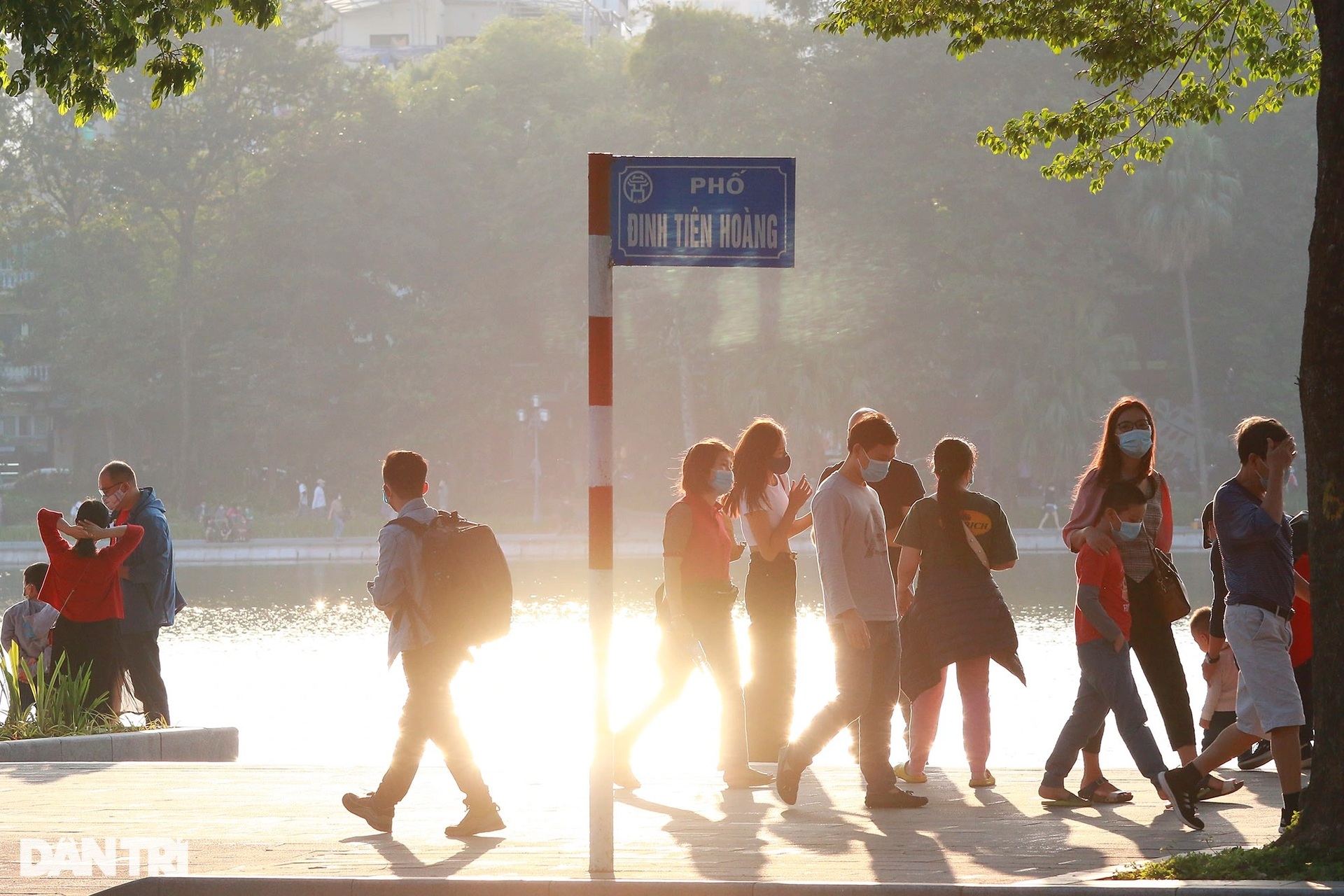 Hồ Gươm đông nghịt người vui chơi, tản bộ trong chiều thu nắng đẹp - 7 Hồ Gươm đông nghịt người vui chơi, tản bộ trong chiều thu nắng đẹp - 7