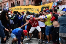 Cảnh hỗn loạn trong lễ viếng Diego Maradona