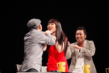 Giám khảo nhảy hài hước chúc mừng sinh nhật Hương Giang Idol