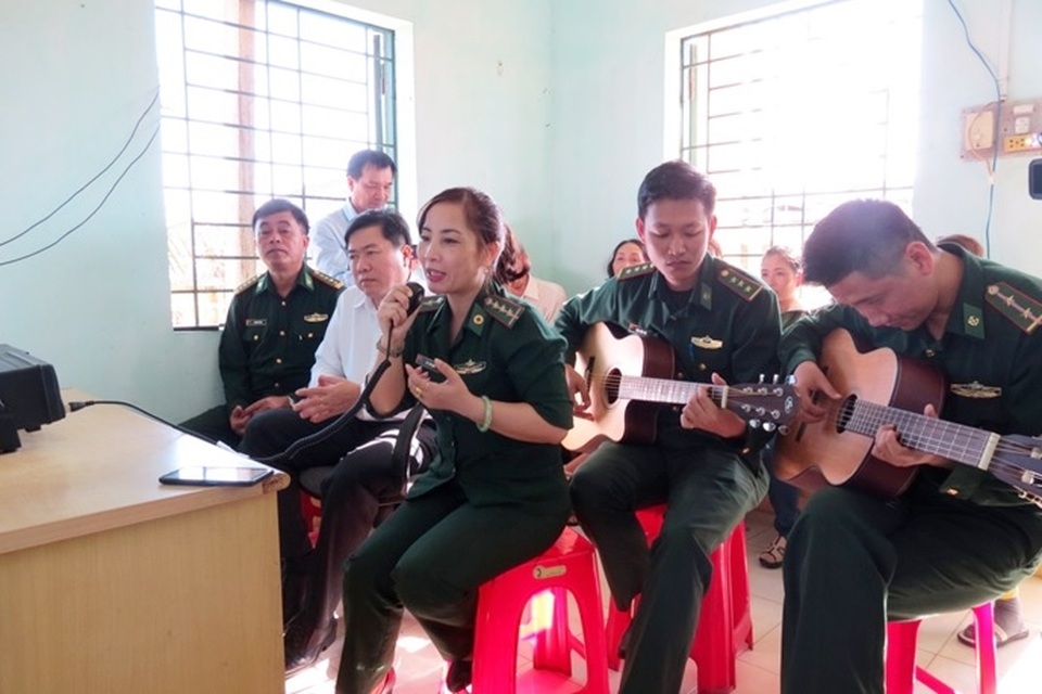 Lãnh đạo tỉnh điện đàm chúc Tết ngư dân đón Tết trên biển - 2 Lãnh đạo tỉnh điện đàm chúc Tết ngư dân đón Tết trên biển - 2