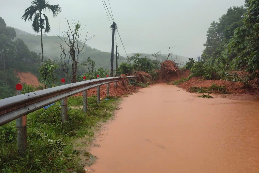Mưa lũ gây sạt lở quốc lộ, nhiều xã miền núi bị cô lập, 19 người mắc kẹt - 2 Mưa lũ gây sạt lở quốc lộ, nhiều xã miền núi bị cô lập, 19 người mắc kẹt - 2