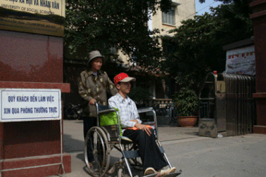 Mùa đông ấm áp đến với chàng sinh viên bị bại liệt