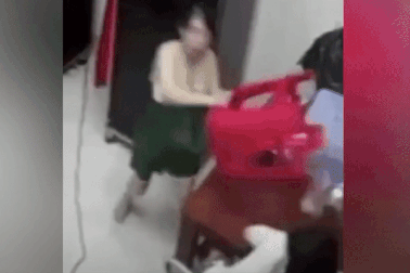 Bé gái ở TPHCM bị mẹ đánh, đập ghế liên tiếp vào đầu