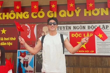 Khách nước ngoài chờ 4 tiếng để xem diễu binh, mệt nhưng thấy xứng đáng