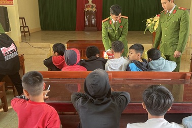 Nhóm học sinh chế tạo pháo nổ mang bán dịp Tết