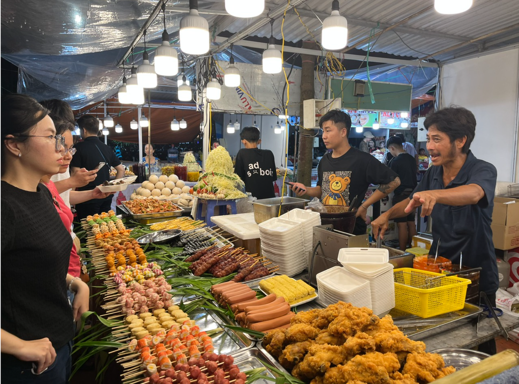Khách ngán ngẩm vì lễ hội ẩm thực Việt bán… đồ ăn sẵn, cá viên chiên - 1 Khách ngán ngẩm vì lễ hội ẩm thực Việt bán… đồ ăn sẵn, cá viên chiên - 1