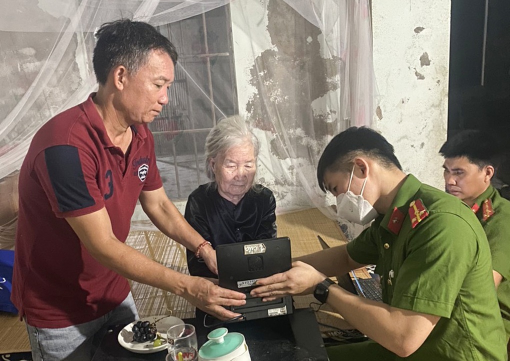 Ngày nghỉ lễ, bà cụ 109 tuổi được công an đến tận nhà làm căn cước công dân - 6 Ngày nghỉ lễ, bà cụ 109 tuổi được công an đến tận nhà làm căn cước công dân - 6