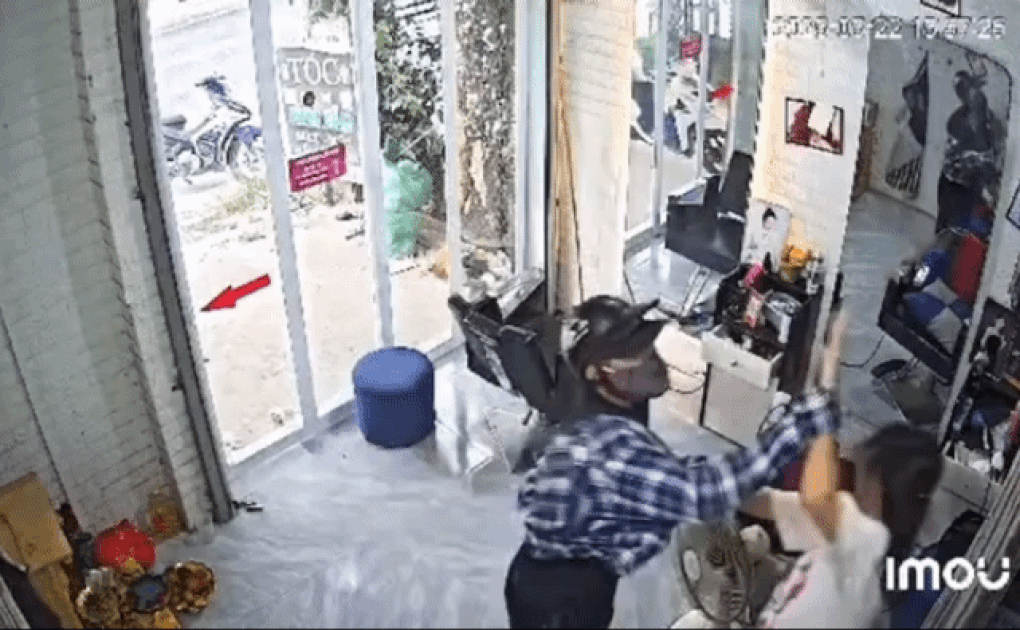 Người đàn ông lạ mặt xông vào hành hung nữ chủ tiệm cắt tóc ở Nghệ An - 1 Người đàn ông lạ mặt xông vào hành hung nữ chủ tiệm cắt tóc ở Nghệ An - 1