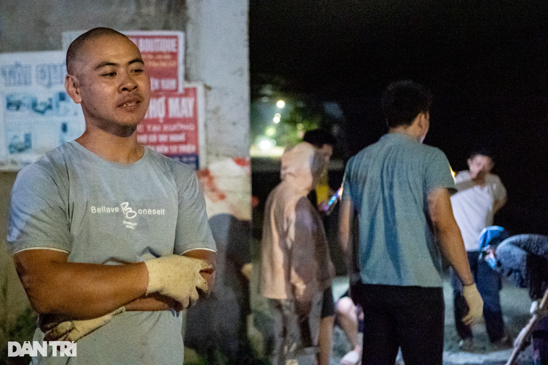 Chàng trai Hà Nội 13 năm âm thầm vá đường xuyên đêm - 5 Chàng trai Hà Nội 13 năm âm thầm vá đường xuyên đêm - 5