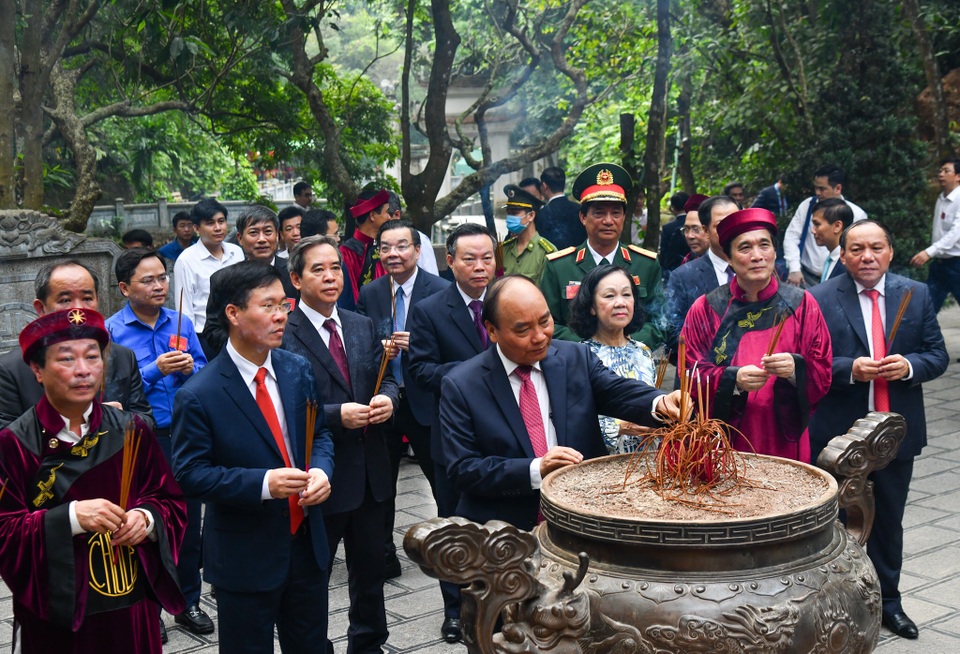 Chủ tịch nước Nguyễn Xuân Phúc dâng hương tưởng nhớ các Vua Hùng - 4 Chủ tịch nước Nguyễn Xuân Phúc dâng hương tưởng nhớ các Vua Hùng - 4