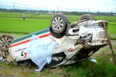 Taxi “bay” xuống ruộng trong đêm, tài xế bị thương