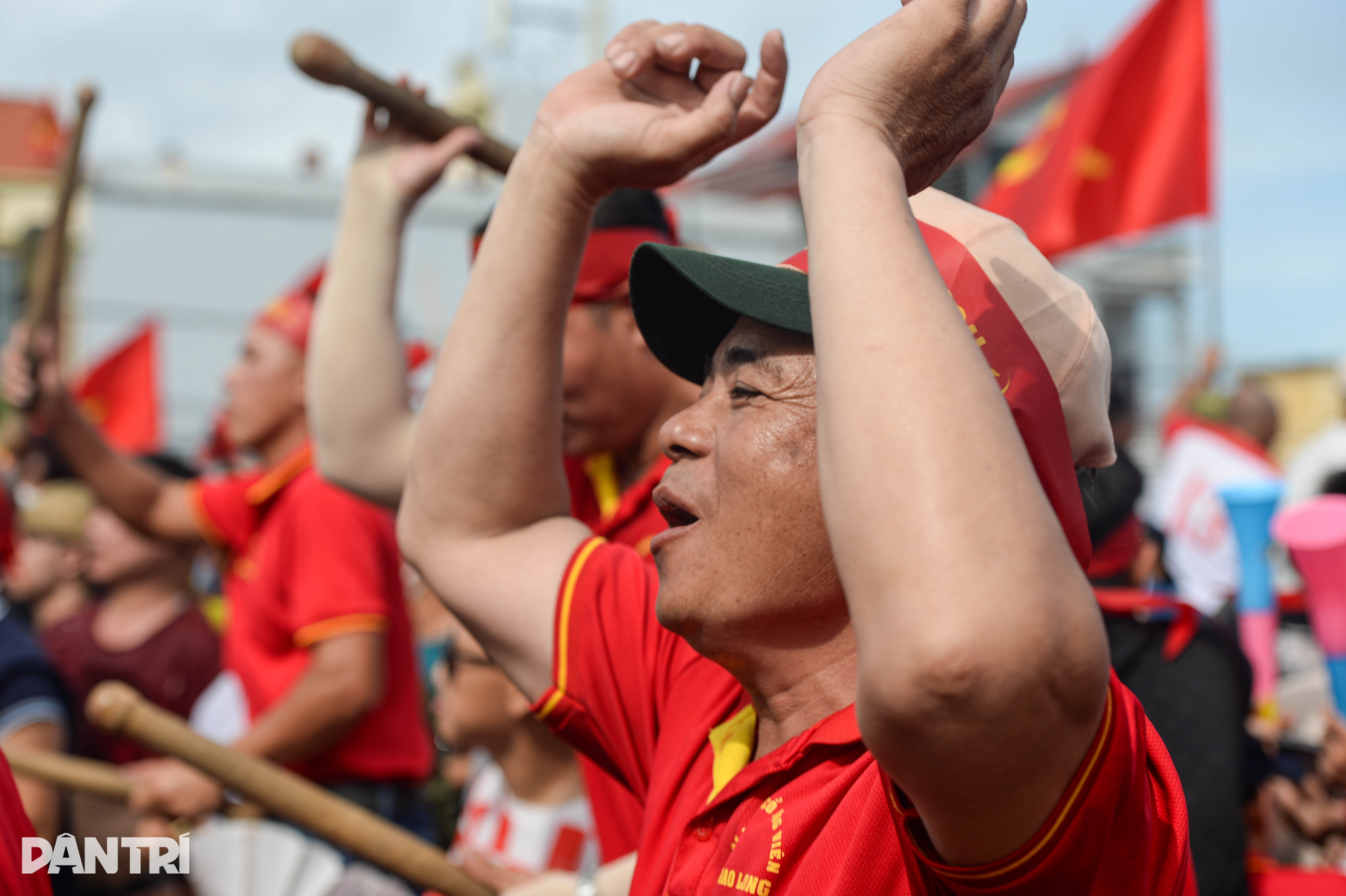 ການແຂ່ງຂັນເຮືອລໍາທີ່ຕື່ນເຕັ້ນໃນວັນເອກະລາດຢູ່ນະຄອນດິງ - 11 Sôi nổi, kịch tính giải thi bơi chải ngày Tết Độc lập ở Nam Định - 11