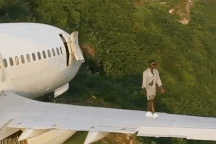 Du khách nhảy nhót, đi bộ để "sống ảo" bất chấp trên cánh máy bay