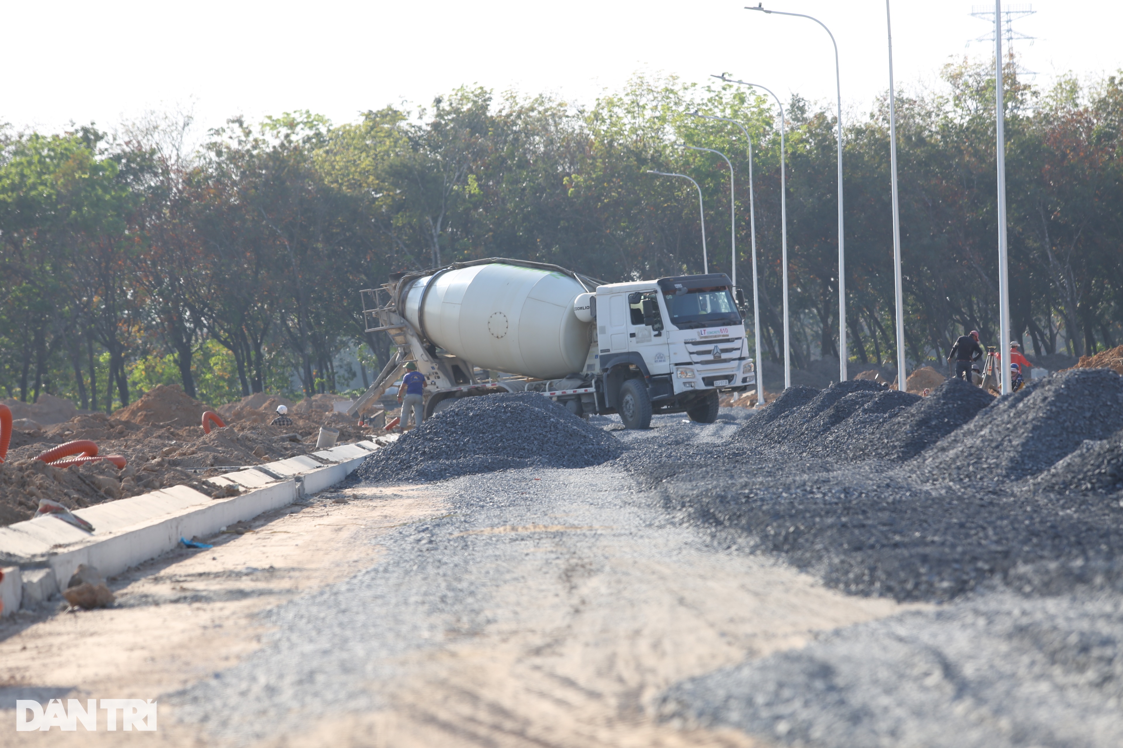 Nhà thầu cao tốc Biên Hòa - Vũng Tàu tranh thủ đúc dầm, làm cầu vượt - 12