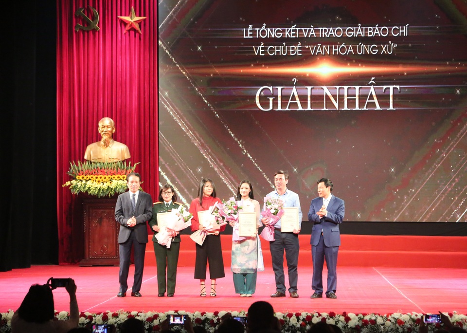 Giải báo chí “Văn hóa ứng xử” lan tỏa lối sống đẹp của con người Việt Nam - 2 Giải báo chí “Văn hóa ứng xử” lan tỏa lối sống đẹp của con người Việt Nam - 2