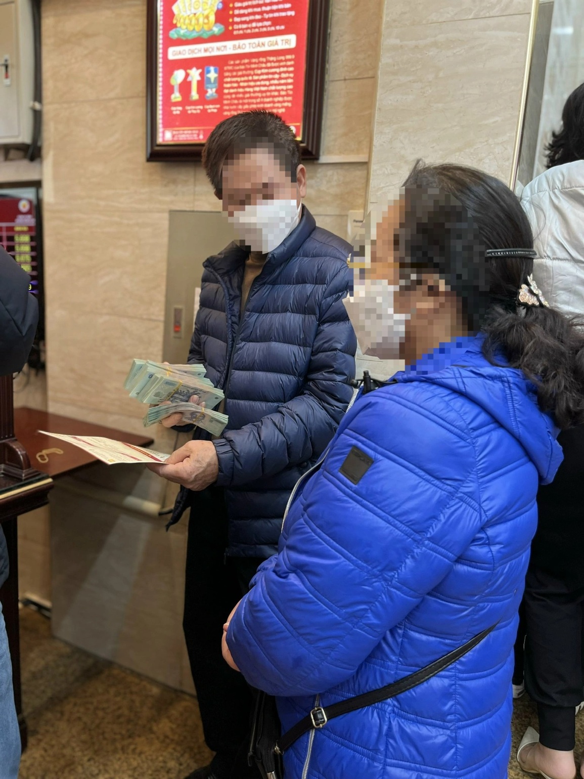 Người dân Hà Nội đổ xô đi bán chốt lời khi giá vàng lên cao chưa từng có - 3 Người dân Hà Nội đổ xô đi bán chốt lời khi giá vàng lên cao chưa từng có - 3