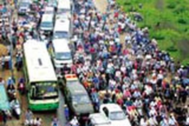 Giao thông “đông cứng” - mối họa cận kề
