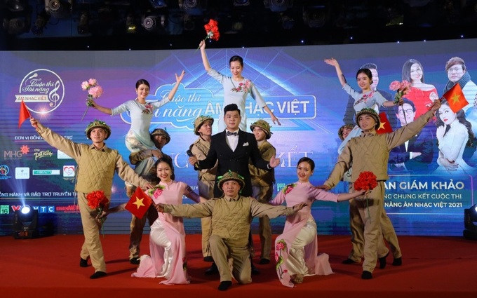 Ca khúc “Sẽ về Thủ đô” giúp thí sinh Trần Việt Anh xuất sắc vượt qua nhiều đàn anh, đàn chị để giành ngôi vị Quán quân dòng nhạc dân ca, cách mạng, trữ tình.