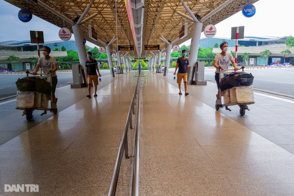 Sân bay Tân Sơn Nhất vắng vẻ(1).jpg Sân bay Tân Sơn Nhất vắng vẻ(1).jpg