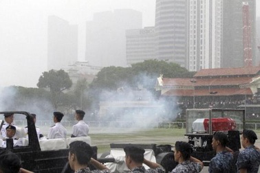 Singapore bắn 21 phát đại bác vĩnh biệt Lý Quang Diệu