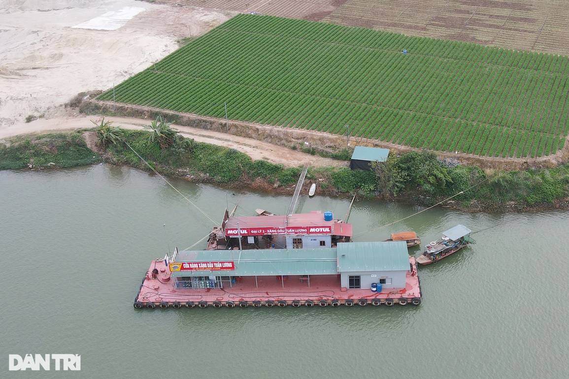 Vụ tàu không số buôn dầu trên sông Đuống: Hàng loạt tàu bị kiểm tra, xử lý - 3 Vụ tàu không số buôn dầu trên sông Đuống: Hàng loạt tàu bị kiểm tra, xử lý - 3