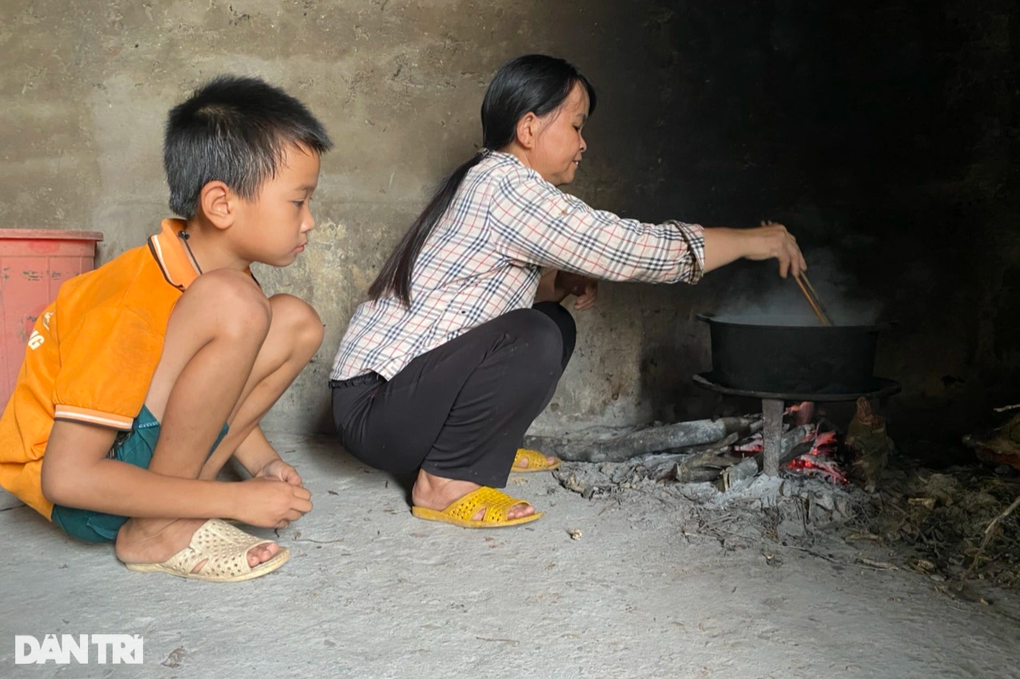 Mẹ đau yếu, bố liệt nửa người, 2 đứa trẻ run rẩy ước mơ không phải bỏ học - 3 Mẹ đau yếu, bố liệt nửa người, 2 đứa trẻ run rẩy ước mơ không phải bỏ học - 3