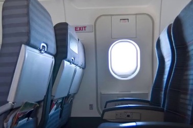 Hành khách nam mở cửa thoát hiểm máy bay để thoáng khí