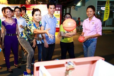 "Mướt mồ hôi" chơi trò ném bóng vào... ngăn tủ