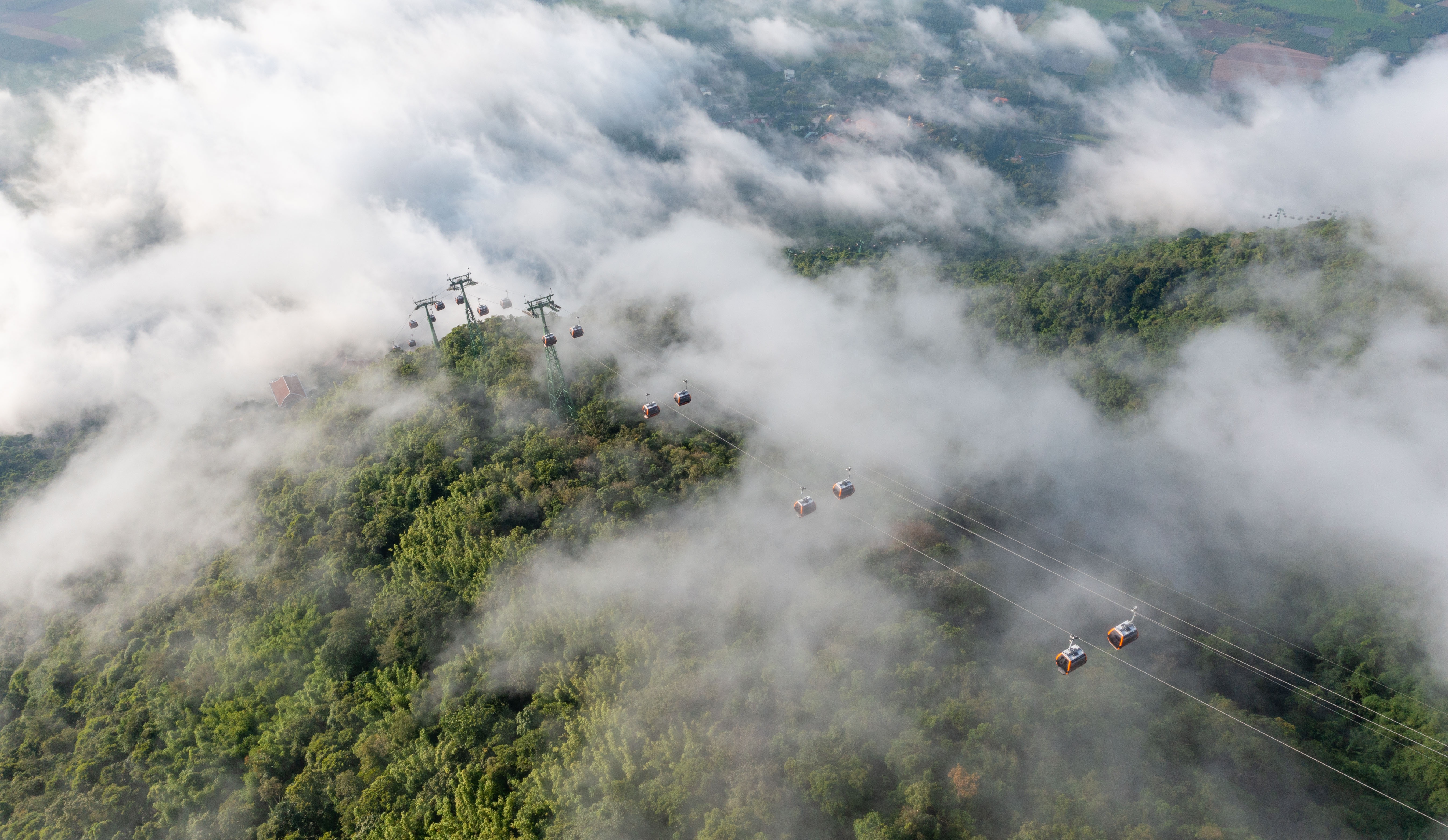 ພູບາເດນ ກາຍເປັນຈຸດໝາຍປາຍທາງອັນດັບຕົ້ນຂອງພາກໃຕ້ ພາຍຫຼັງ 5 ປີແຫ່ງການເປີດສາຍລົດສາຍໄຟ - 2 Núi Bà Đen thành điểm đến hàng đầu Nam Bộ sau 5 năm khai trương cáp treo - 2